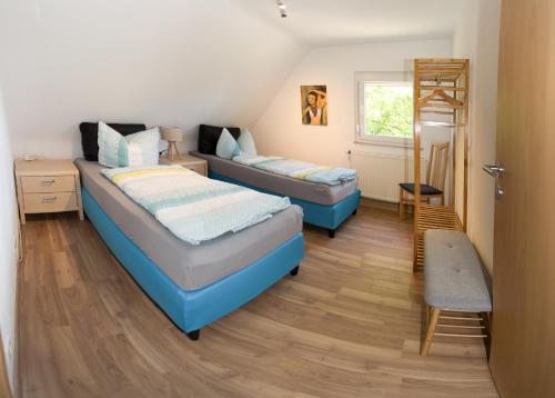 a small bedroom with two beds and a ladder at Ferienhaus Sonnengarten in Allersberg