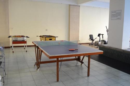 - une table de ping-pong dans une salle avec un ballon de ping-pong dans l'établissement Gran Hotel Presidente, à Salta