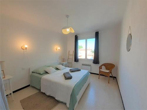 Ένα ή περισσότερα κρεβάτια σε δωμάτιο στο Beaux appartements climatisés - 3 pièces - espaces extérieurs - parking - proche plage