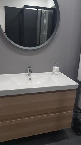 une salle de bain avec un lavabo blanc et un miroir dans l'établissement Quartier historique 100m plage WIFI, à Mers-les-Bains