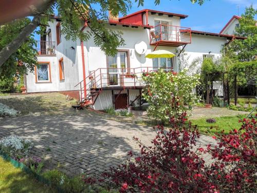 Willa Wega - pokoje gościnne, domki, plac zabaw, basen, parking, grill