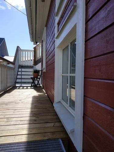 eine Terrasse mit einem Fenster und einer Treppe neben einem Haus in der Unterkunft Ferienwohnung Kleiner Onkel in Uhldingen-Mühlhofen