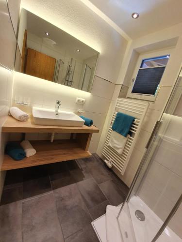 W łazience znajduje się umywalka i prysznic. w obiekcie Haus Bergheimat w mieście St. Leonhard im Pitztal
