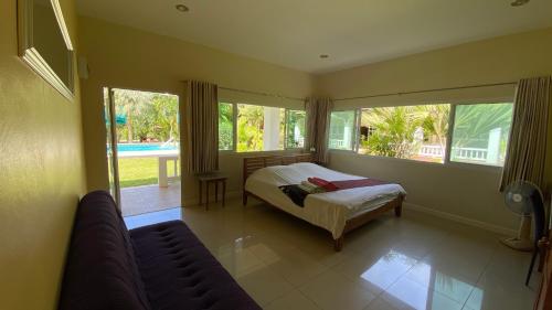 Postel nebo postele na pokoji v ubytování Palm Gardens Resort, Bang Saphan