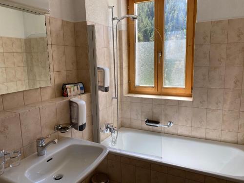 Koupelna v ubytování Gasthaus Edelweiss
