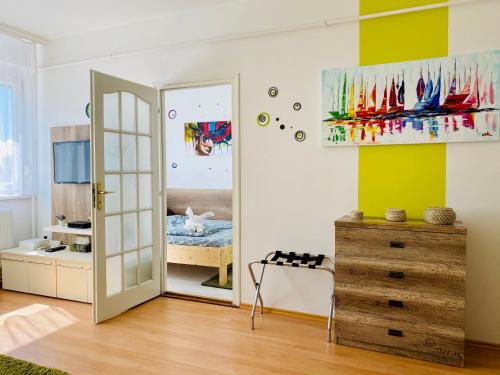 Zimmer mit einer Tür, die zu einem Schlafzimmer führt in der Unterkunft Kálvária Apartman Szeged in Szeged