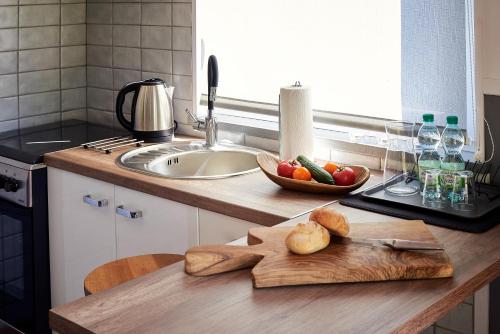 Kuchyň nebo kuchyňský kout v ubytování Domki pod klonem