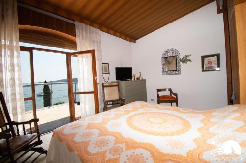 una camera da letto con un letto con vista sull'oceano di Villa Lydia a Padenghe sul Garda