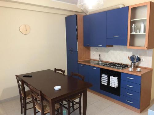 Kuchyňa alebo kuchynka v ubytovaní Casa vacanze, a due passi da Taormina (ME)