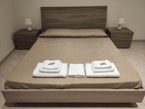 sypialnia z łóżkiem z ręcznikami w obiekcie Fiumicino Dream & Fly 2 w mieście Fiumicino