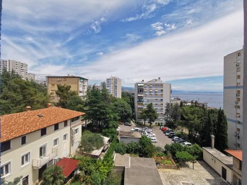 una vista aérea de una ciudad con edificios en Kvarner Sea View Apartment Rijeka, en Rijeka