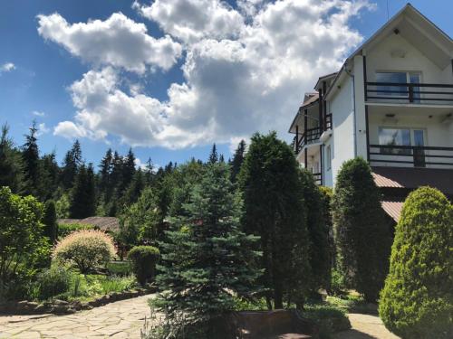 a house with a garden in front of it at Smerekovyi Dvir in Zhdenievo