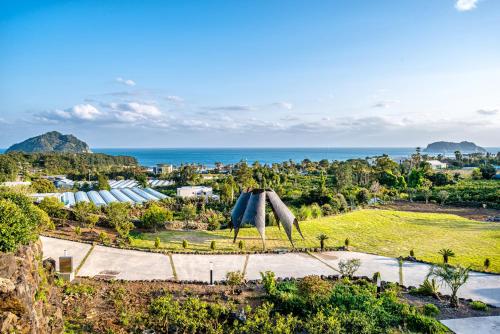 una vista aérea de un parque con el océano en el fondo en Jeju Bom Museum stay en Seogwipo