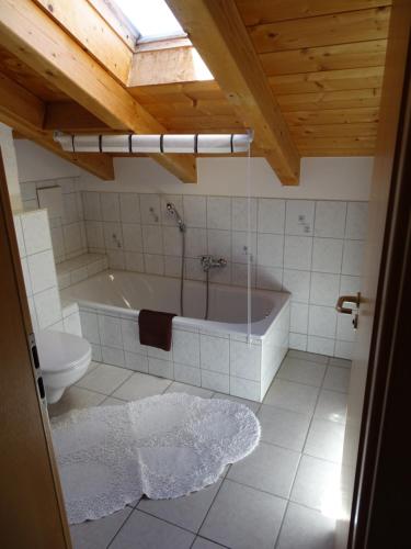 因澤爾的住宿－Ferienwohnung Anastasia，带浴缸和卫生间的浴室。