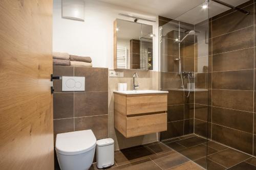 een badkamer met een toilet, een douche en een wastafel bij amHOPPEN in Wenns