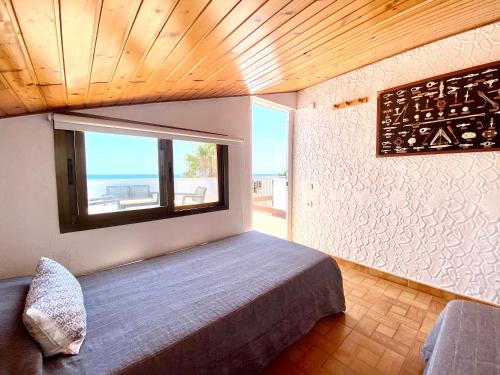 Letto o letti in una camera di Casa cómoda delante de la playa con vista al mar