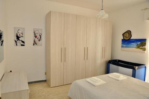 een slaapkamer met een bed en een grote kast bij Central Holiday Home Sperlonga in Sperlonga
