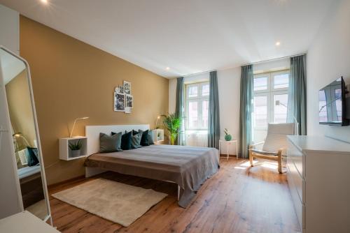 ein Schlafzimmer mit einem Bett in einem Zimmer in der Unterkunft Kaiser9 in Saarbrücken