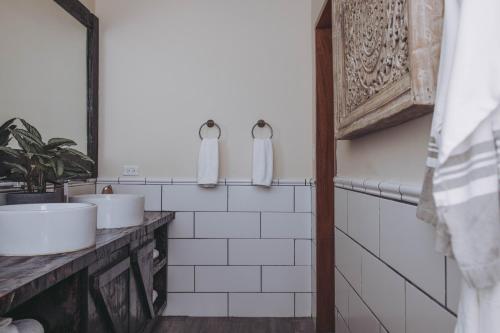 a bathroom with two sinks and a mirror at Sansara Surf Yoga & Resort in Cambutal
