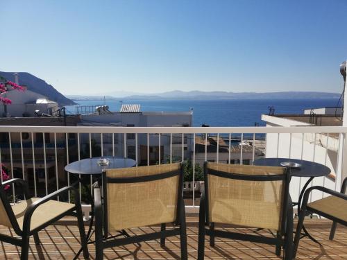 アギア・ガリニにあるStudio Giannisの海を望むバルコニー(テーブル2台、椅子付)