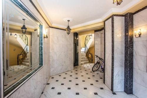 um corredor com piso em azulejo e um espelho em 2 Floor Apartment in Kalamaria,Thessaloniki. em Tessalônica