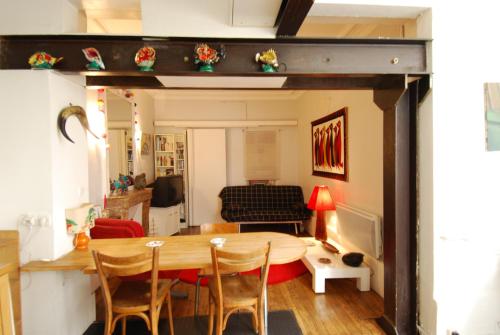 a living room with a wooden table and chairs at Appartement 2 Pièces Proche du Sacré Coeur in Paris