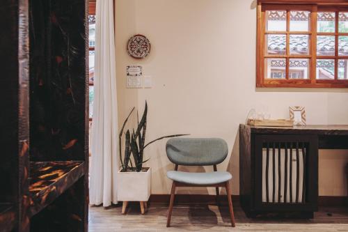 a living room with a chair and a desk at Sansara Surf Yoga & Resort in Cambutal