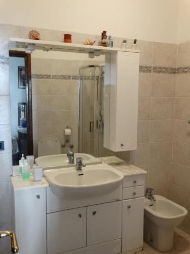 Baño blanco con lavabo y aseo en IRMA Manarola, en Manarola