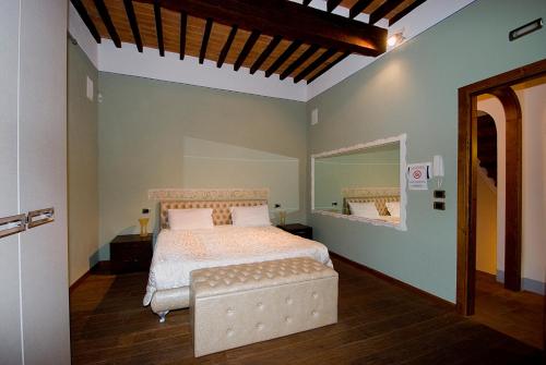 a bedroom with a bed and a large mirror at Vicolo dell'Oste in Montepulciano