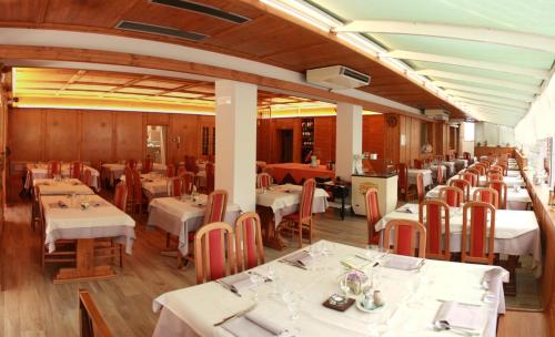 Reštaurácia alebo iné gastronomické zariadenie v ubytovaní Albergo Ristorante Cacciatori