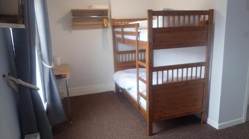 um quarto com 2 beliches num quarto em The Victoria guest house em Mablethorpe