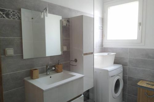une salle de bain avec toilettes, lavabo et miroir dans l'établissement Appartement T3 Spacieux avec vue sur l'étang de Thau au 1er étage d'une villa - entrée indépendante, à Sète