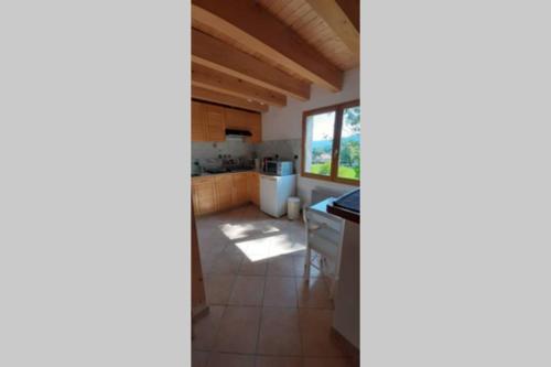 - Vistas a la cocina desde el pasillo de una casa en Studio entre lac et montagne, en Attignat-Oncin