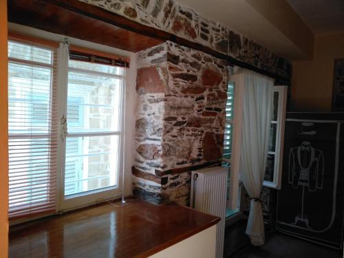 Ένα μπάνιο στο 1872 Tonia, two level cozy stony apartment