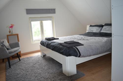 Säng eller sängar i ett rum på Het Zwaluwnest 69