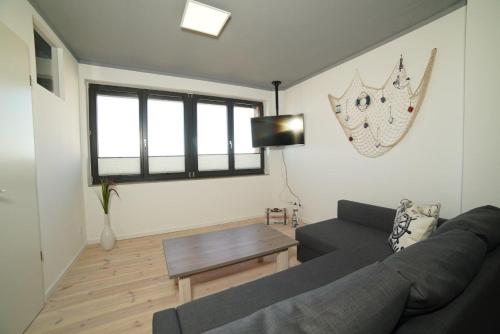 ein Wohnzimmer mit einem Sofa und einem Tisch in der Unterkunft Speicher Residenz Barth E4 App 4 in Barth