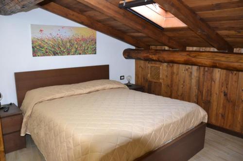 ein Schlafzimmer mit einem Bett in einem Zimmer mit Holzdecken in der Unterkunft B&B La Casa Sulla Roccia in Pietrapertosa