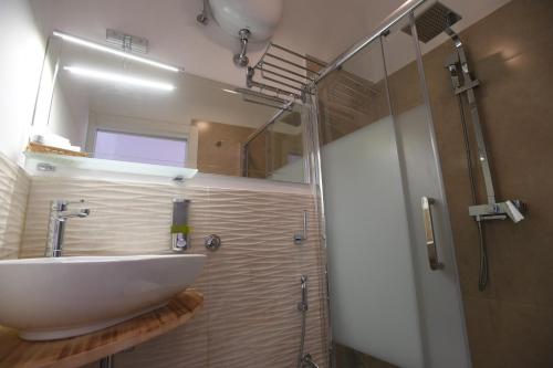 Ein Badezimmer in der Unterkunft A Casa Di Enza
