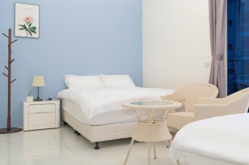 a bedroom with a bed and a table and chairs at 菓香101民宿fruity101 in Shoufeng