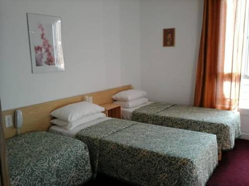 En eller flere senge i et værelse på Hotel Calvaire