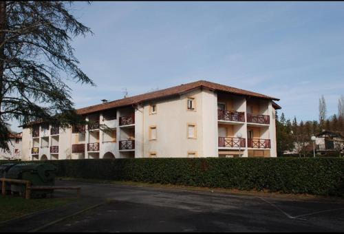 ein großes Apartmenthaus mit Balkon und Parkplatz in der Unterkunft Studio Gaindeguia 45 in Cambo-les-Bains
