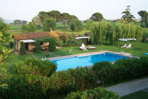 einen Pool im Hof eines Hauses in der Unterkunft Agriturismo Il Bottaccino in Monsummano