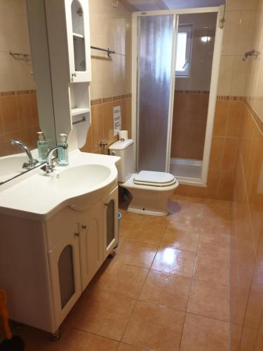 een badkamer met een witte wastafel en een toilet bij House Tereza in Vodice