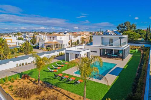 an aerial view of a house with a swimming pool at Villa Ohana in Albufeira