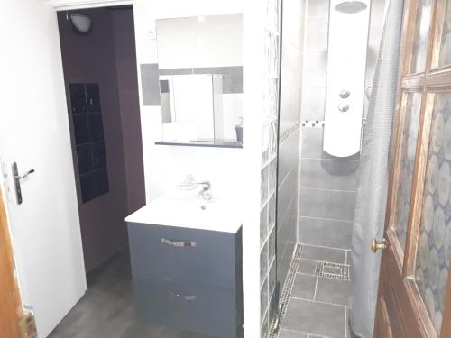 La salle de bains est pourvue d'un lavabo et d'un miroir. dans l'établissement La cardabelle, à Saint-Maurice-Navacelles