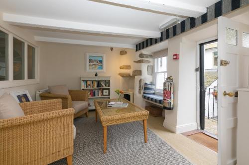 セント・アイヴスにあるAnchorage Guest House, St Ivesのソファとテーブルのあるリビングルーム