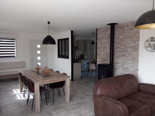 un salon avec une table en bois et un canapé dans l'établissement Gîte des Garennes, à Saint-Étienne-au-Mont