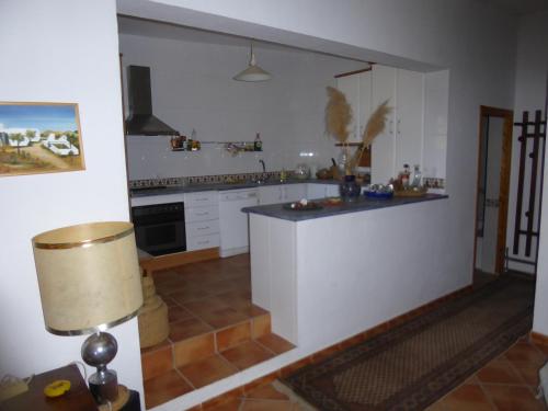kuchnia z białymi szafkami i blatem w obiekcie Casa Sol y Vida Tabernas w mieście Tabernas