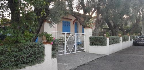 Το κτήριο όπου στεγάζεται  η παραθεριστική κατοικία
