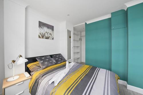 1 dormitorio con cama y escritorio en STUDIO IN THE HEART OF THE CITY - ALDGATE ZONE 1 en Londres